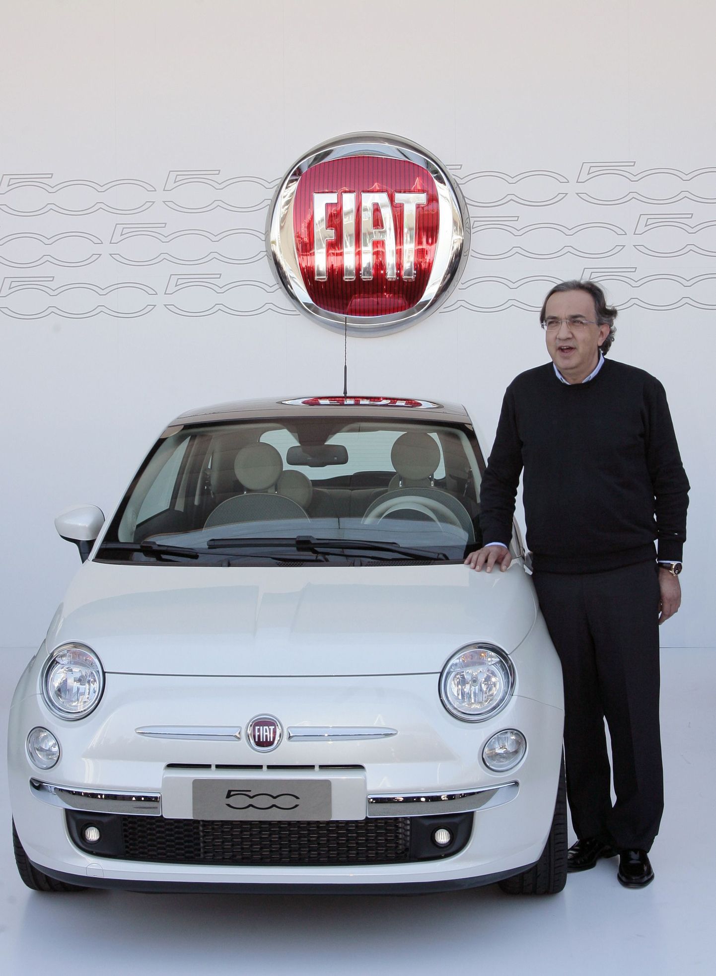 Fiat 500-mudeli kõrval seisab Fiat Groupi tegevjuht Sergio Marchionne.