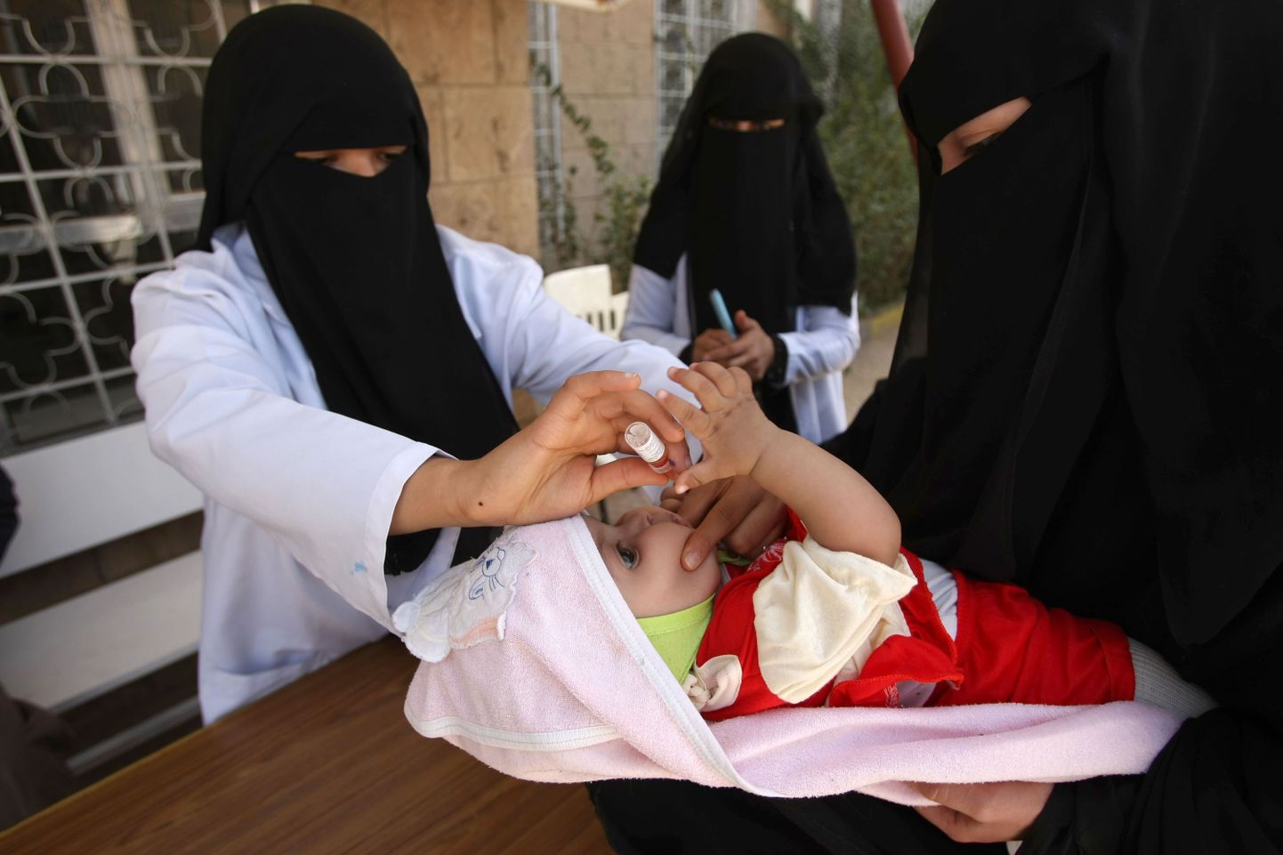 Väike Jeemeni tüdruk saab lastehalvatusevastast vaktsiini.