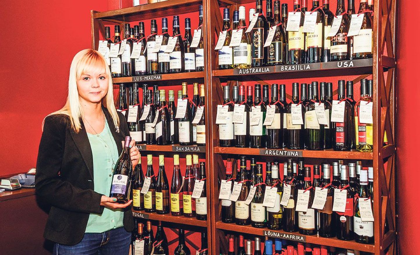 Hiljuti Pärnu Keskuses avatud veinipoe Carpe Vinum müüjanna Anne-Krõõt Pikson on haaranud riiulilt pudeli Türgi veini. Türgi veini müütab suvepealinnas tema andmeil ainsana just Carpe Vinumi veinipood.