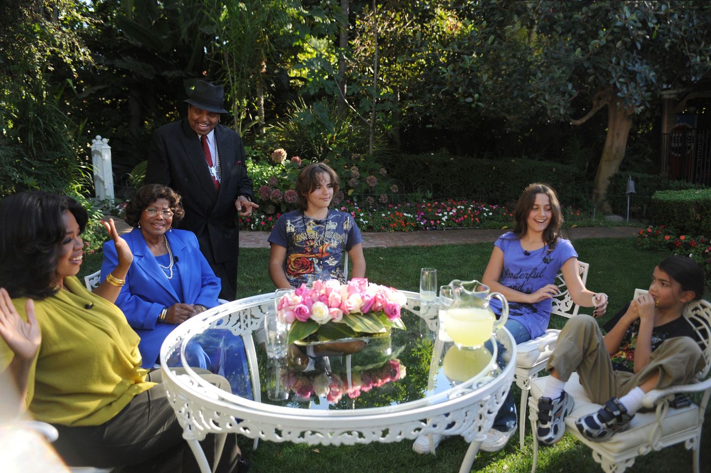 Oprah Winfrey Katherine ja Joe Jacksoni koduaias ning nende lapselaspsed Prince, Paris ja "Blanket"