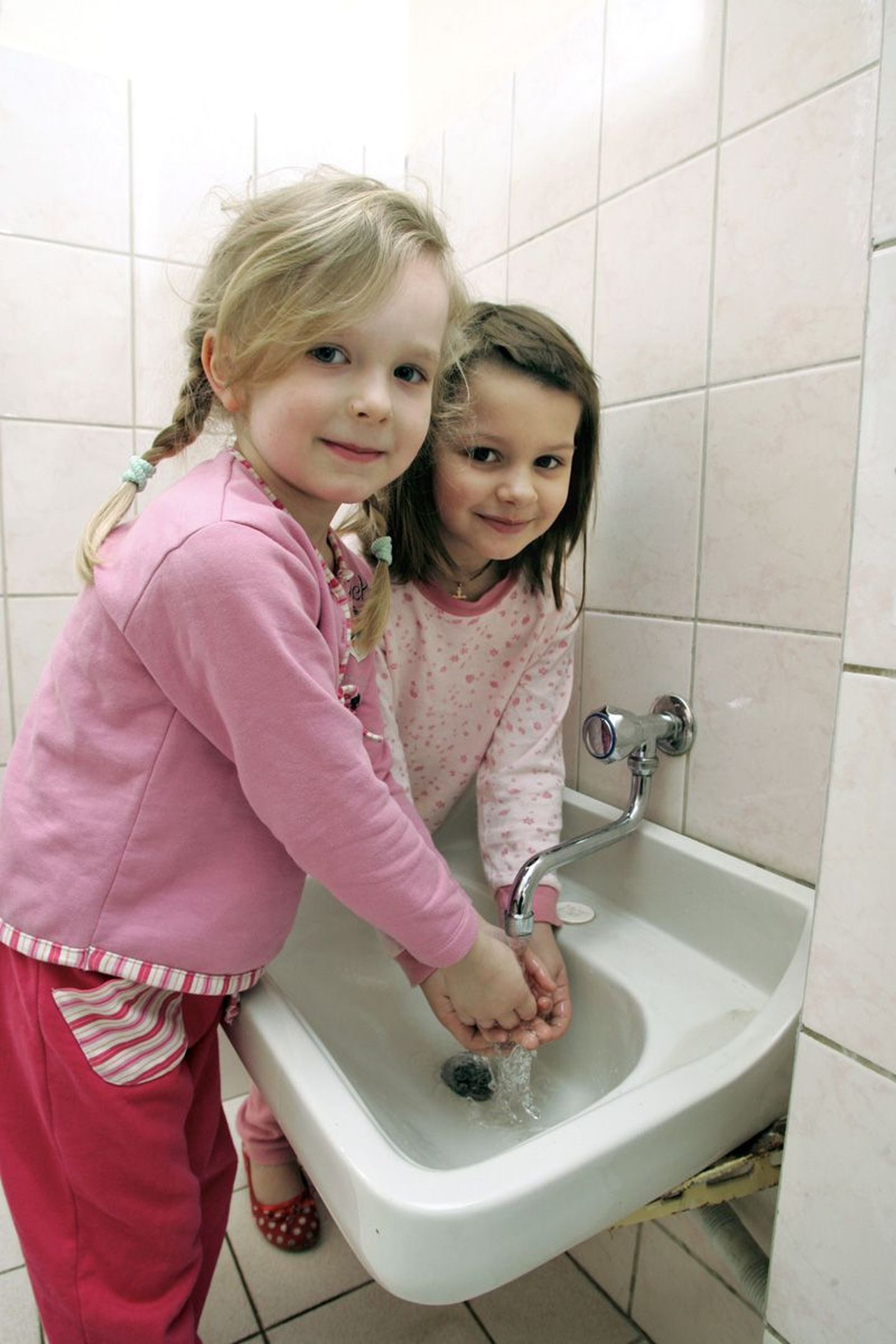 Lapsedki teavad, et viirustest hoidumiseks tuleb korralikult käsi pesta.