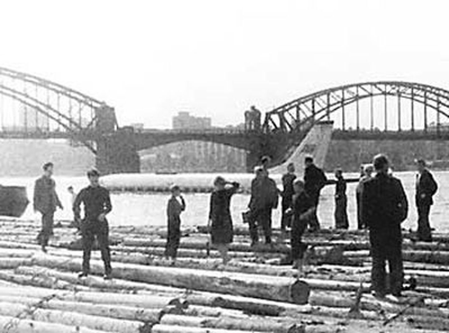 Sellist pilti võis 1963. aastal näha Neeva kaldapealsel, kui jõkke maandunud lennukist evakueeriti inimesi.