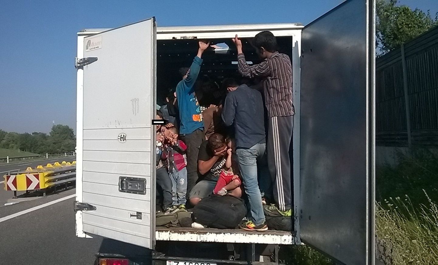 Грузовик с беженцами недалеко от Вены. Иллюстративный снимок.