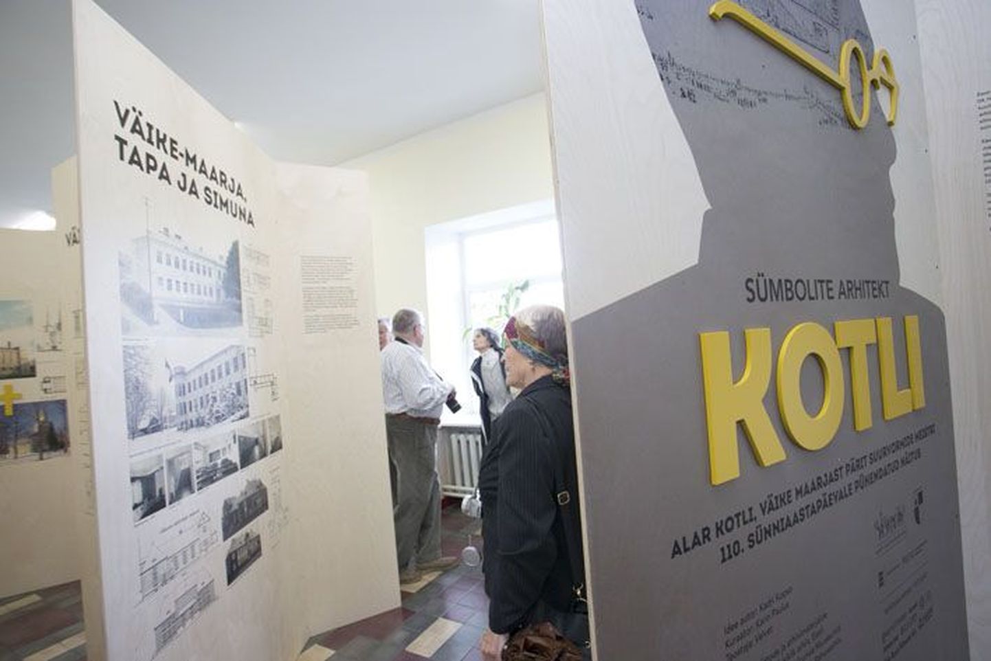 Näitus "Sümbolite arhitekt Alar Kotli" Väike-Maarja gümnaasiumi algklasside majas.
