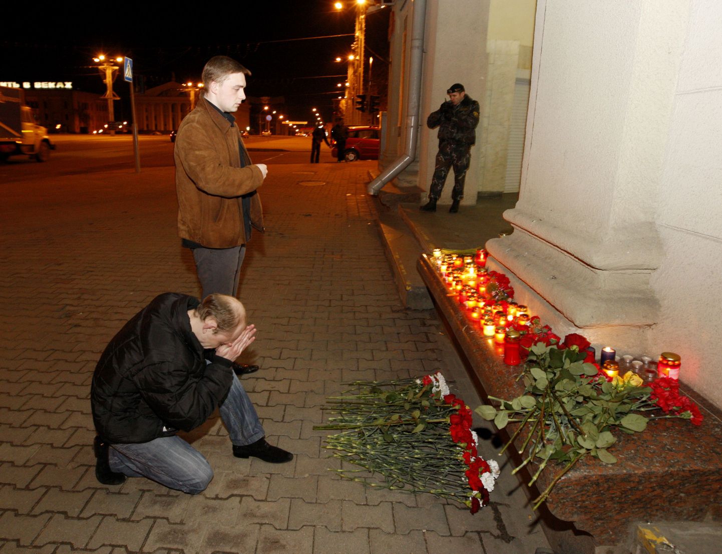 Mehed palvetavad Minski Oktjabrskaja metroojaama juures.