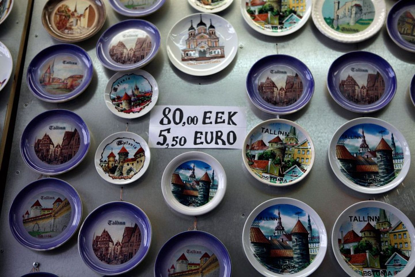 Таллиннские торговцы уже задолго до €-дня рядом с ценой в эстонских кронах стали писать цену в евро: иностранным турис­там не надо пересчитывать кроны в уже привычные им евро, а жители нашей страны привыкают к новой для нас евровалюте.