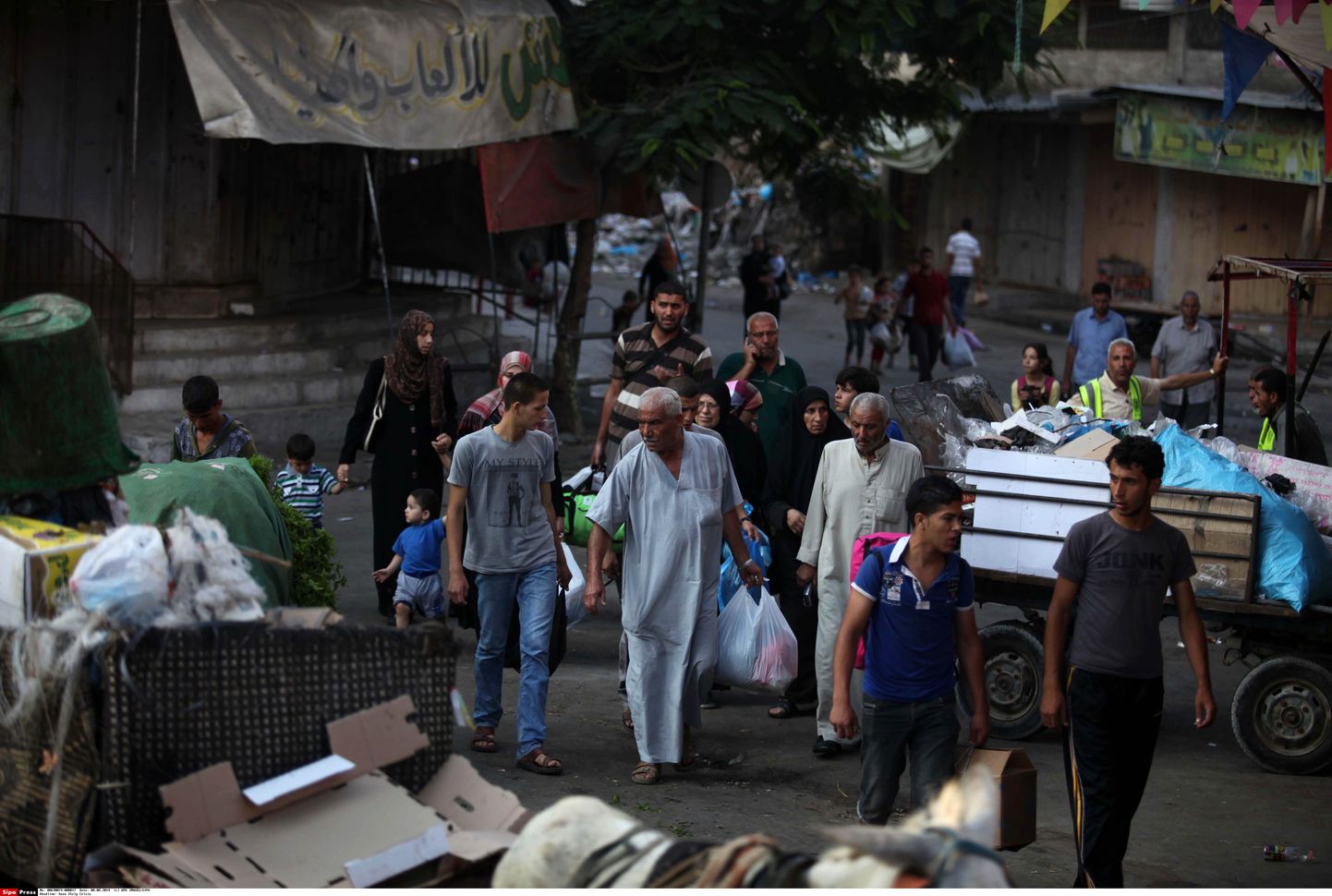 Palestiinlaste pered lahkuvad Gazas Shejaiyas asuvatest kodudest, kuna kardavad Iisraeli uusi rünnakuid.