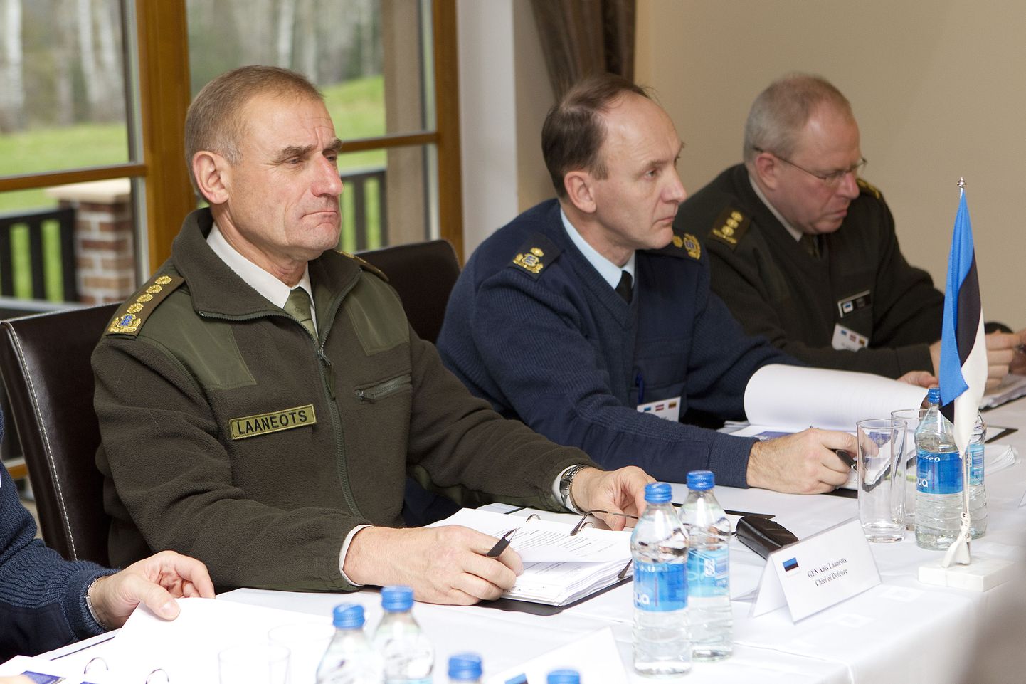 Kindral Ants Laaneots, brigaadikindral Valeri Saar ja kolonel Indrek Sirel kohtumas oma Läti ja Leedu kolleegidega.