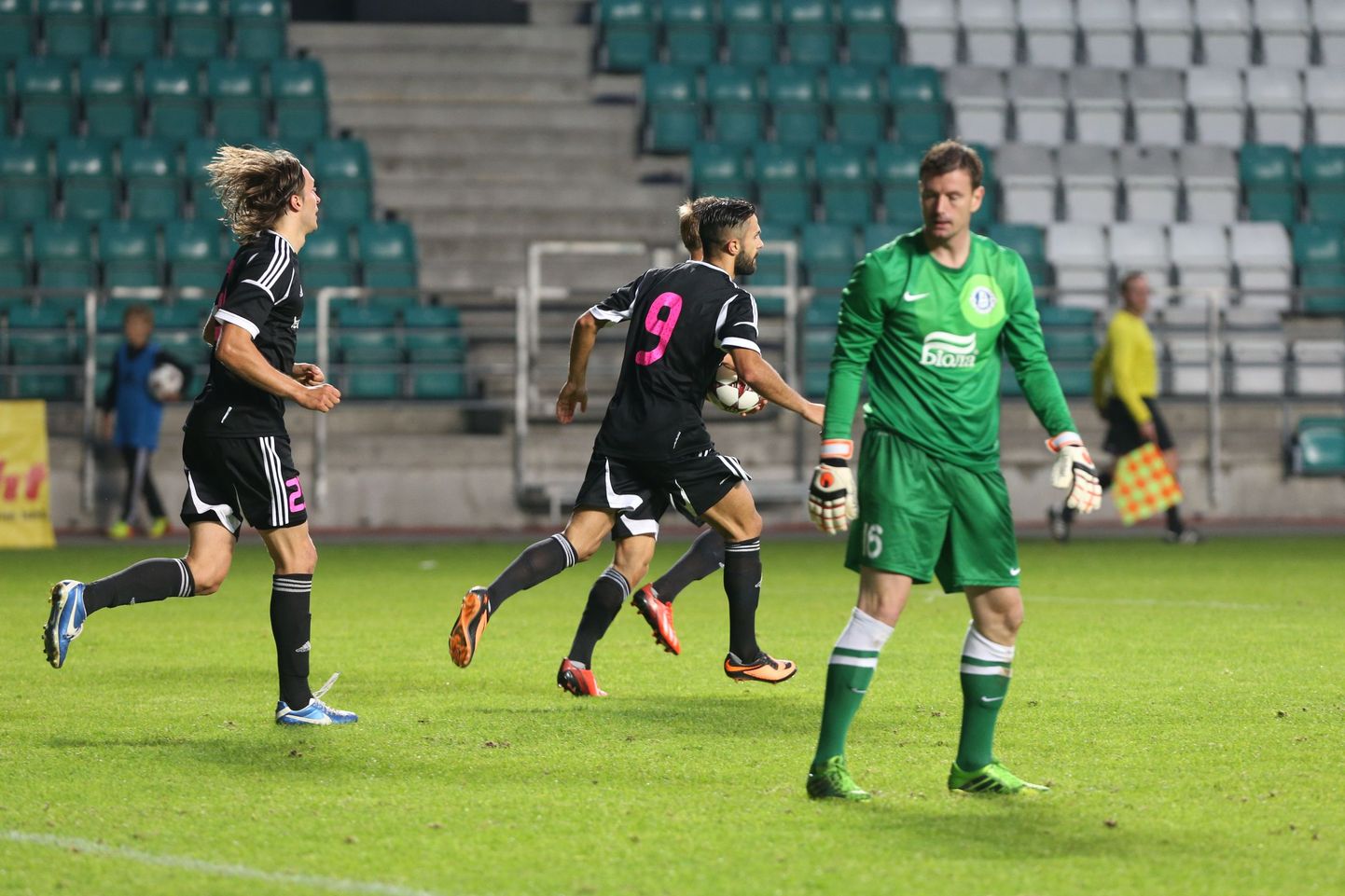 Kalju mängijad tähistamas Dnipro vastu löödud väravat.