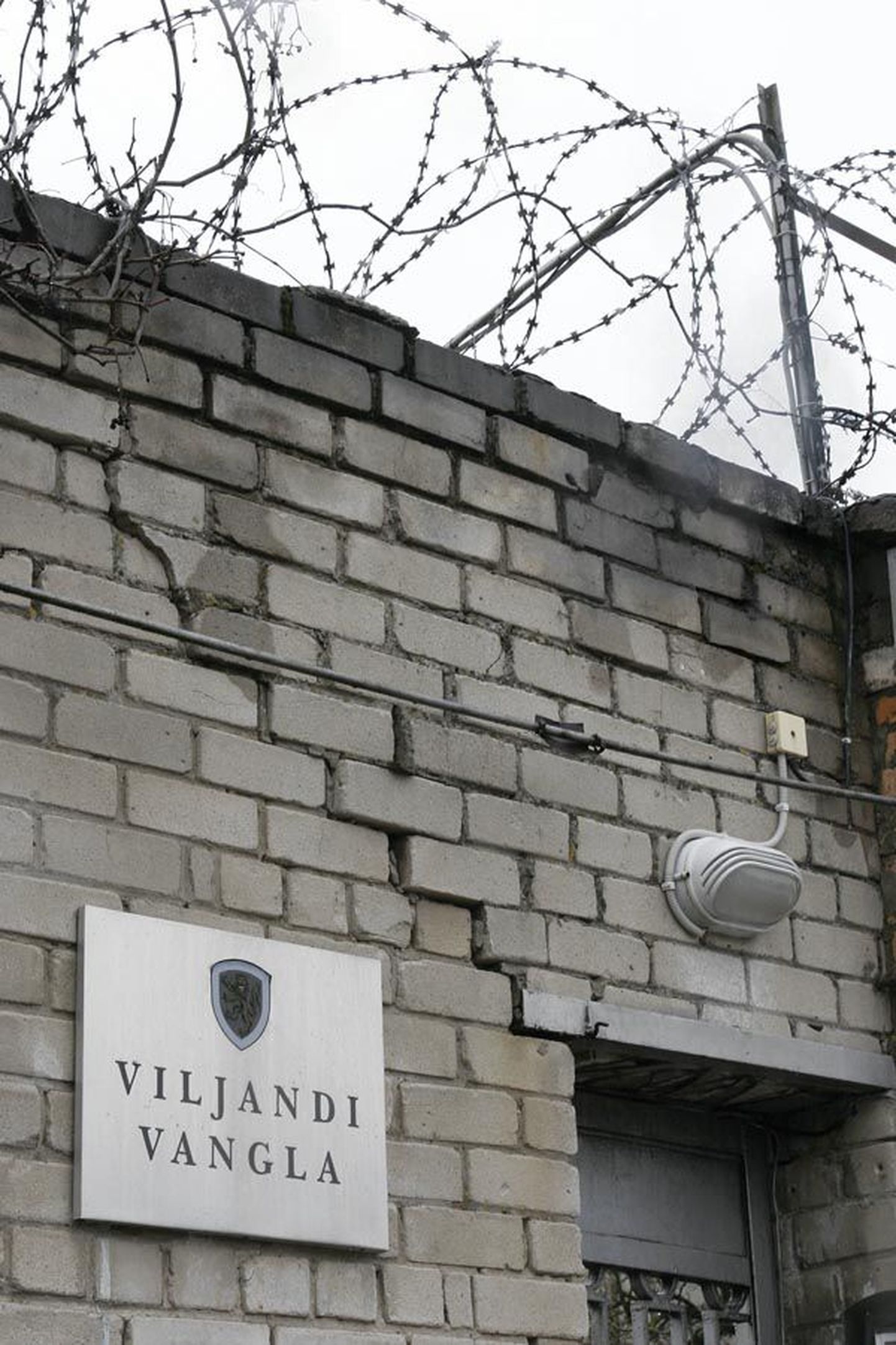 Lagunevates Viljandi vangla hoonetes kannab praegu karistust veel 32 vangi. Maist alates pole vanglast väljamurdmist enam karta ning hoonete omanikul tuleb tagada, et keegi sinna sisse ei tungiks.