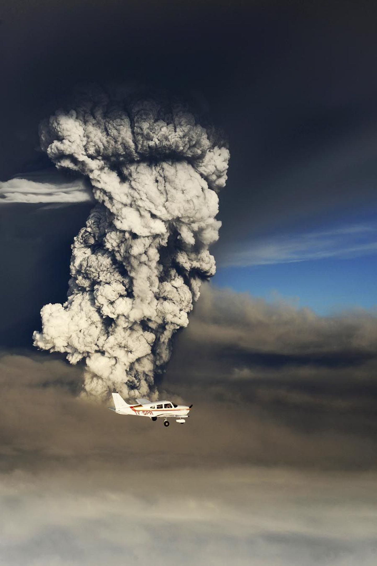 Grímsvötni vulkaani, mis lennufirmasid reise tühistama sunnib, said eralennukite omanikud eile lähemalt uurida. Foto on tehtud Islandi kaguosas.