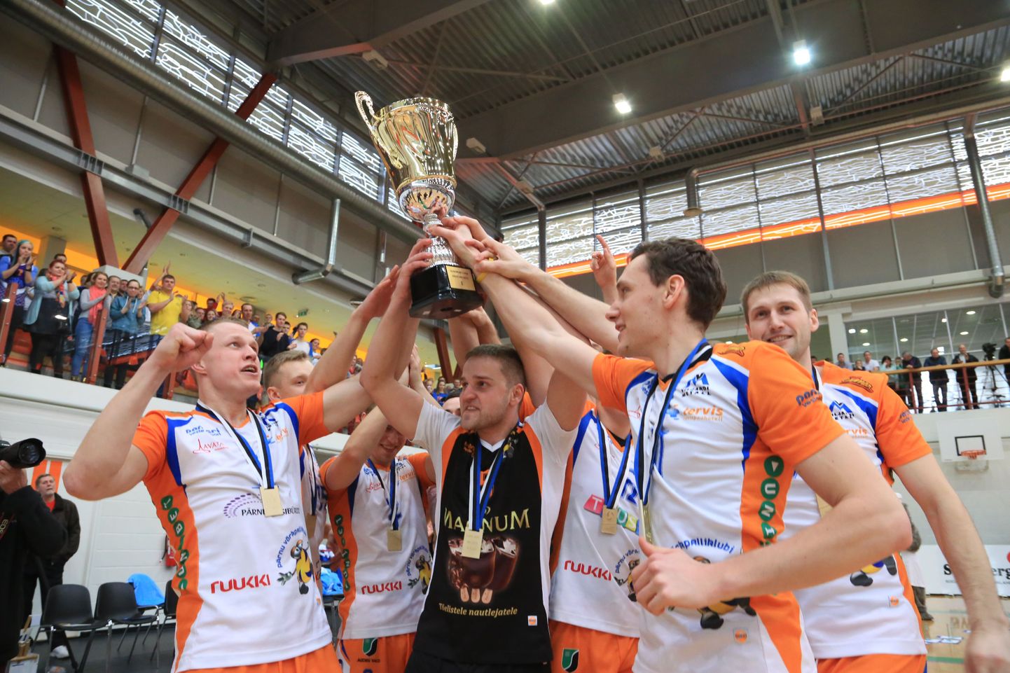 Pärnu alistas kodusaalis Tartu ja võitis võrkpalli Eesti meistritiitli.