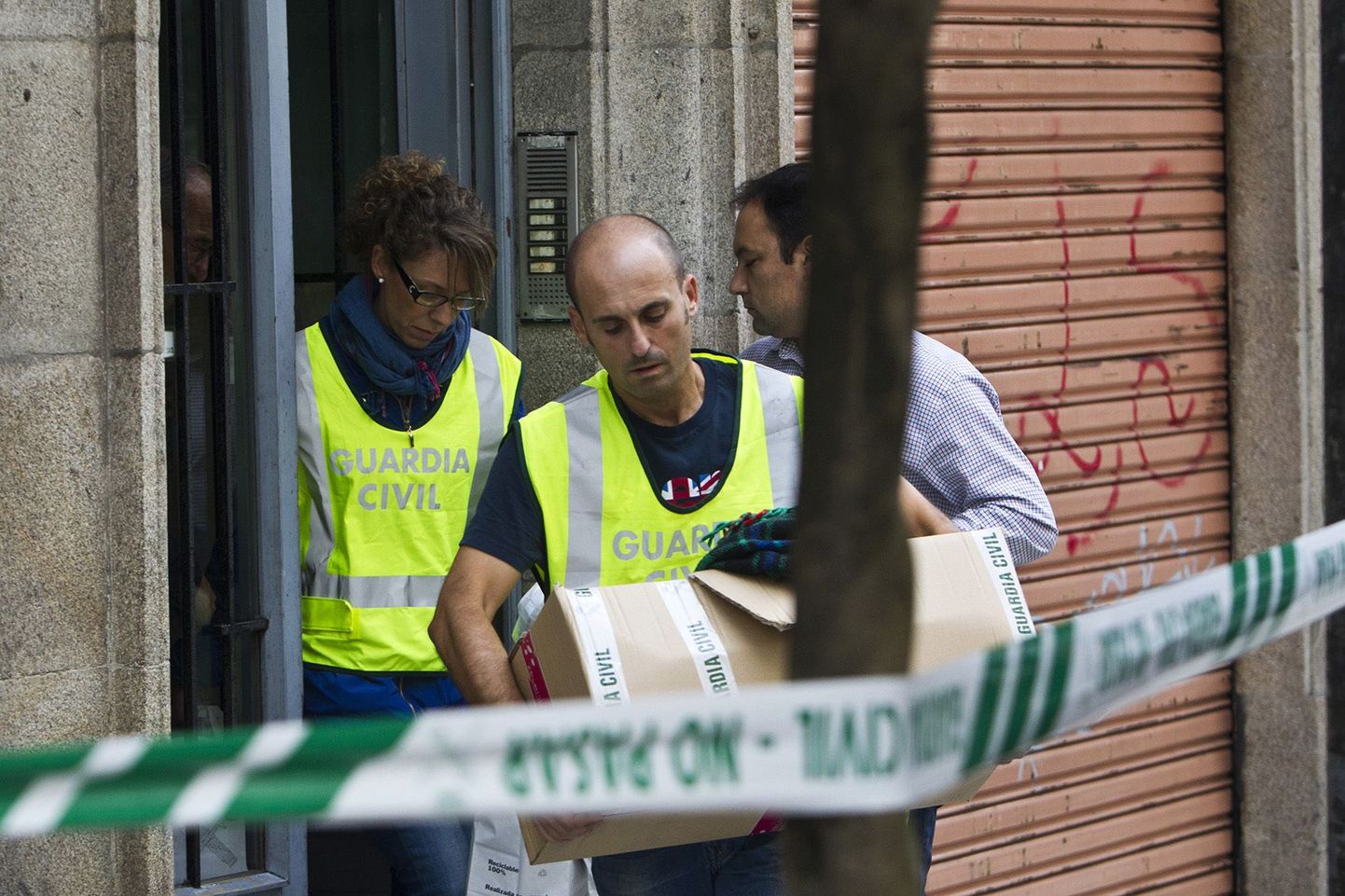 Hispaania politseinikud otsisid Santiago de Compostelas läbi Rosario Porto ja ta eksmehe Alfonso Basterra elukoha