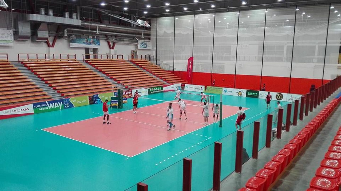 Pireuse Olympiacose võrkpallimeeskond sai enne CEV Cupi kohtumist Pärnu võrkpalliklubi meeskonnaga teha Pärnu spordihallis kaks trenni.