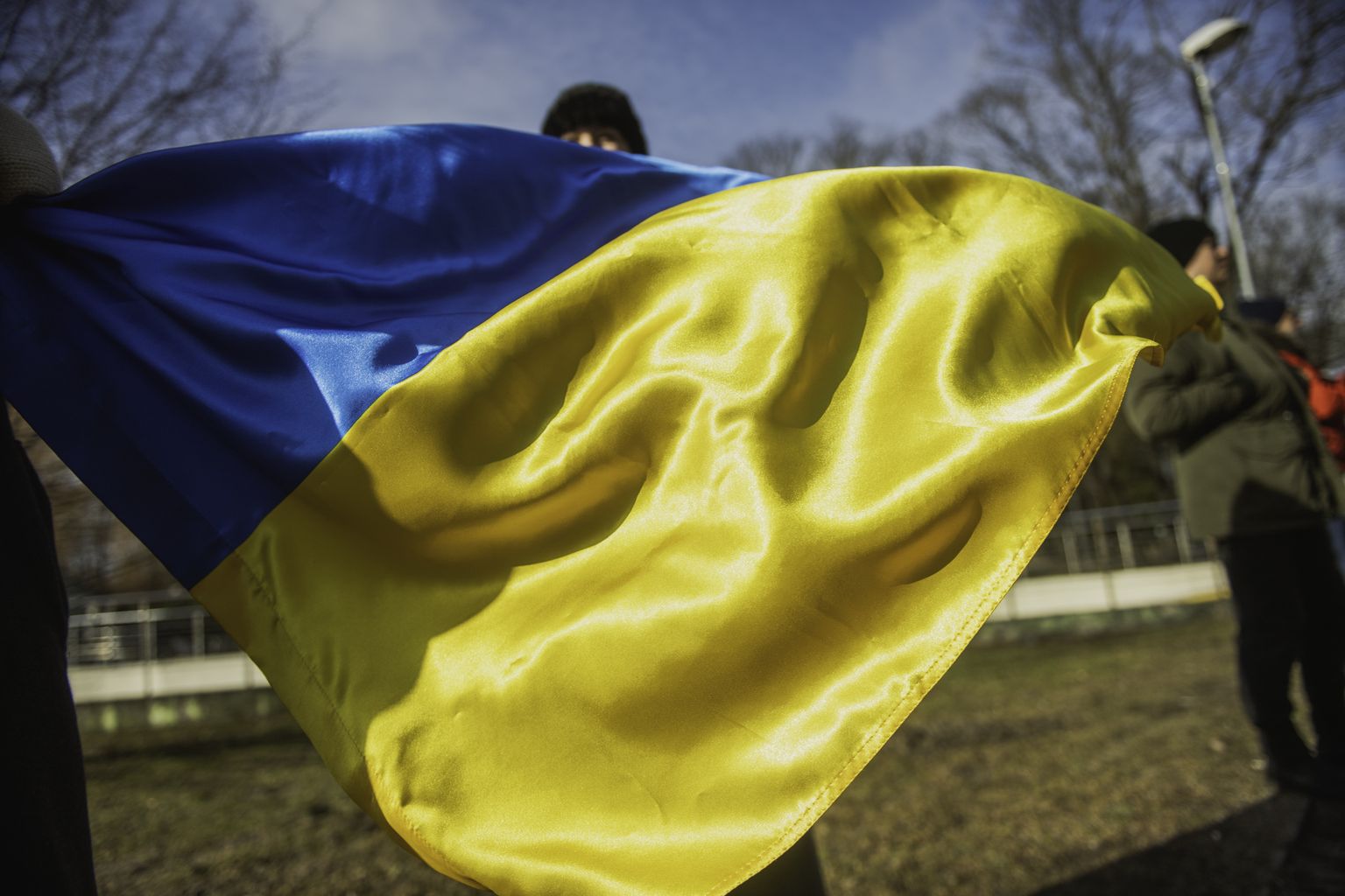 Pie Krievijas vēstniecības pulcējas cilvēki, protestējot pret iebrukumu Ukrainā