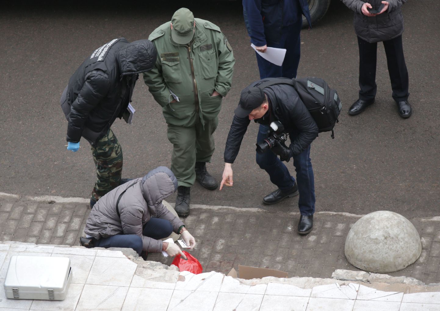 Сотрудники правоохранительных органов Москвы рядом со входом в метро «Октябрьское поле».