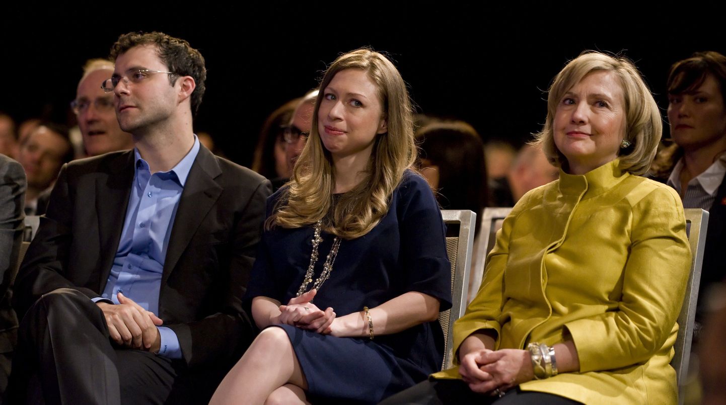 Chelsea Clinton koos abikaasa  Marc Mezvinsky (vasakul) ja ema Hillary Clintoniga (paremal)