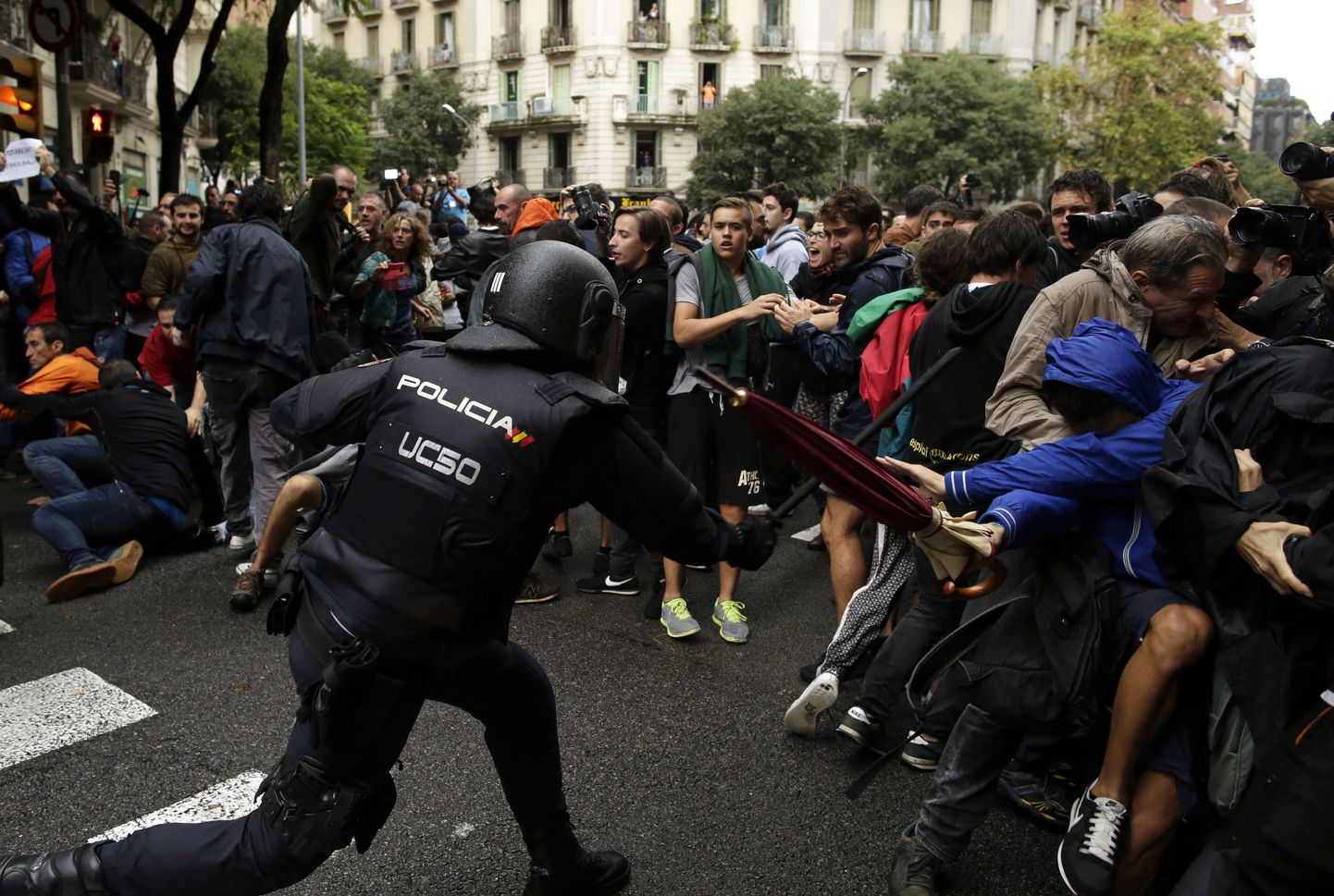 Hispaania politsei kähmleb Barcelonas meeleavaldajatega Kataloonia iseseisvusreferendumi päeval.