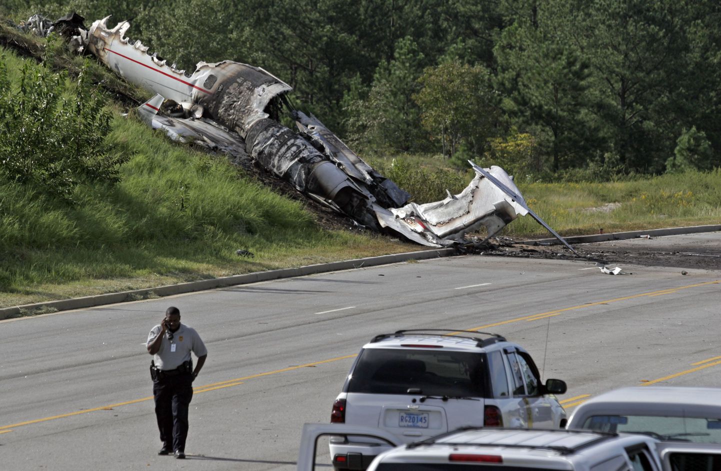 20. septembril kukkus Columbia lennujaama lähedal alla lennuk kuue inimesega, kellest neli hukkus. Travis Barker ja Adam Goldstein said tõsiseid põletushaavu.