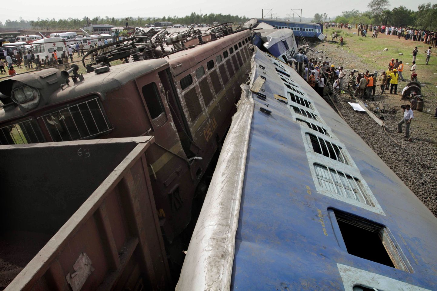 На месте крушения поездов в Индии.