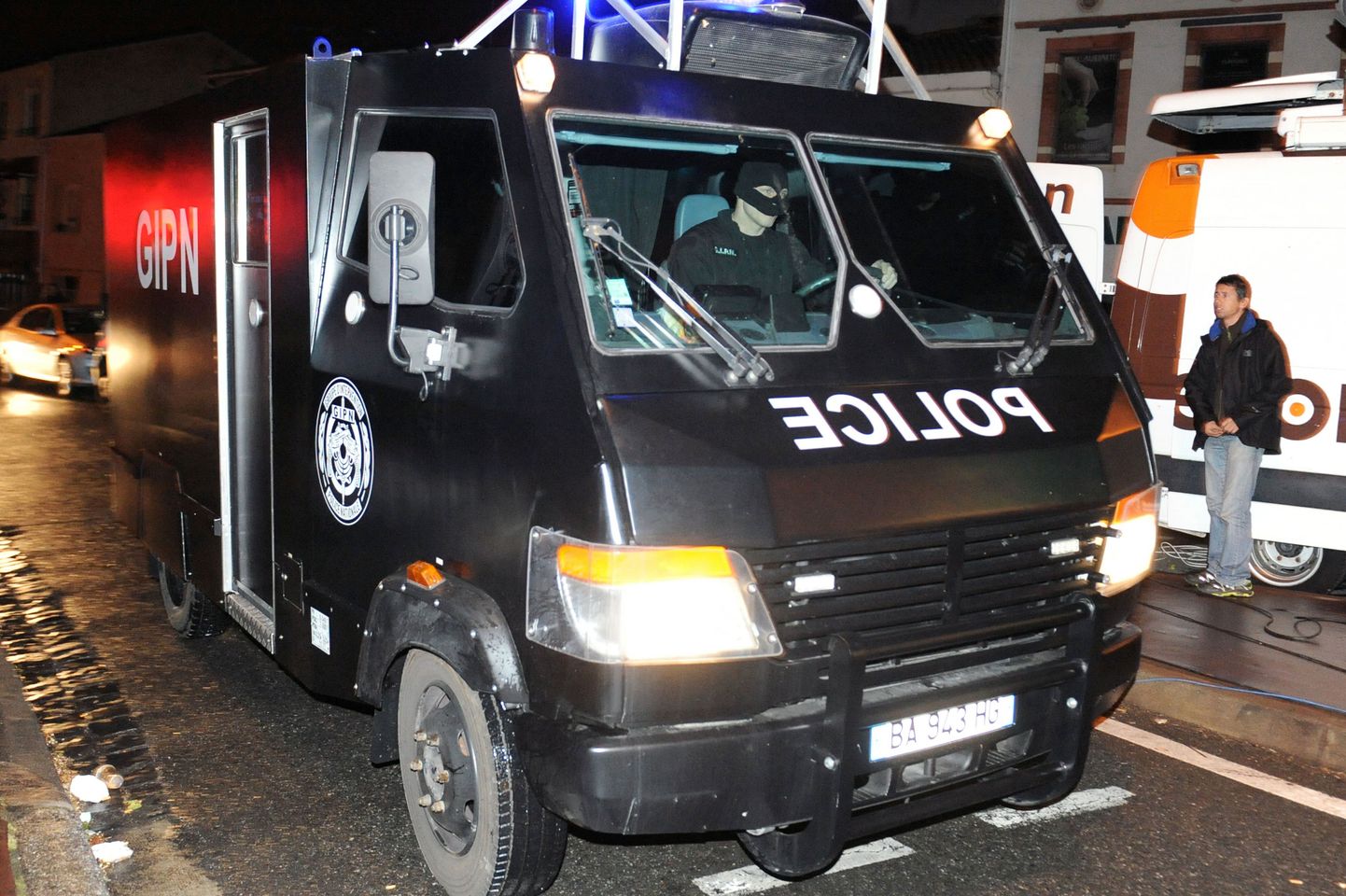 Prantsuse politseisõiduk Toulouse'is kortermaja juures, kus Mohamed Merah on ümber piiratud.