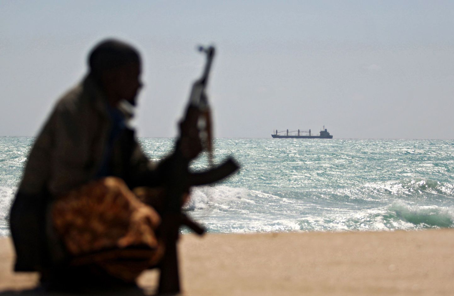 Relvastatud Somaalia piraat hoiab silma peal ankru heitnud Kreeka kaubalaeval.