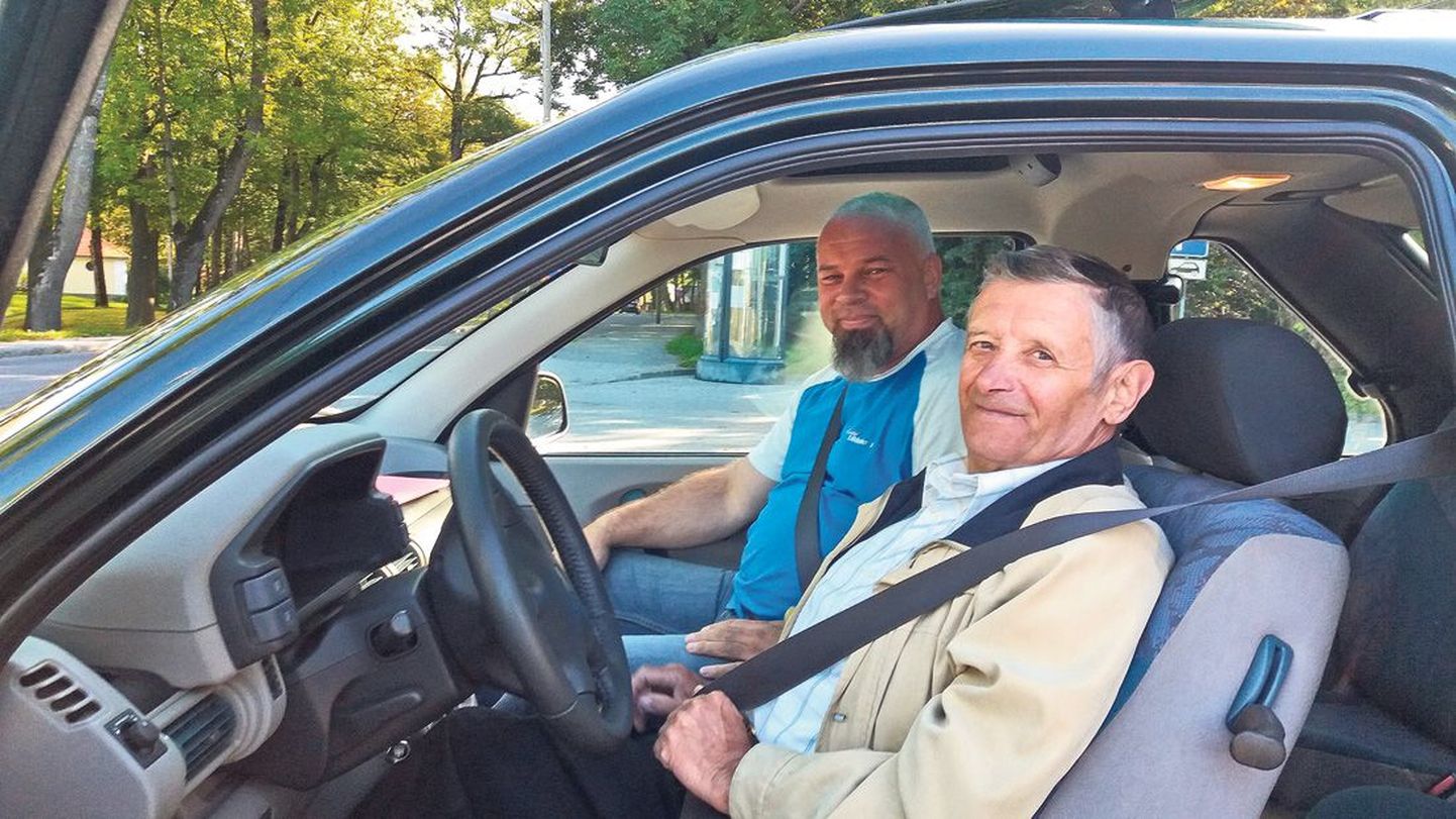 Koolituse läbinud Kalle Merivee võttis sellest osa minia soovitusel. Sõiduõpetaja Toivo Õnneleid ütles julgustuseks, et vanahärra oskused lubavad tal endiselt autot juhtida.