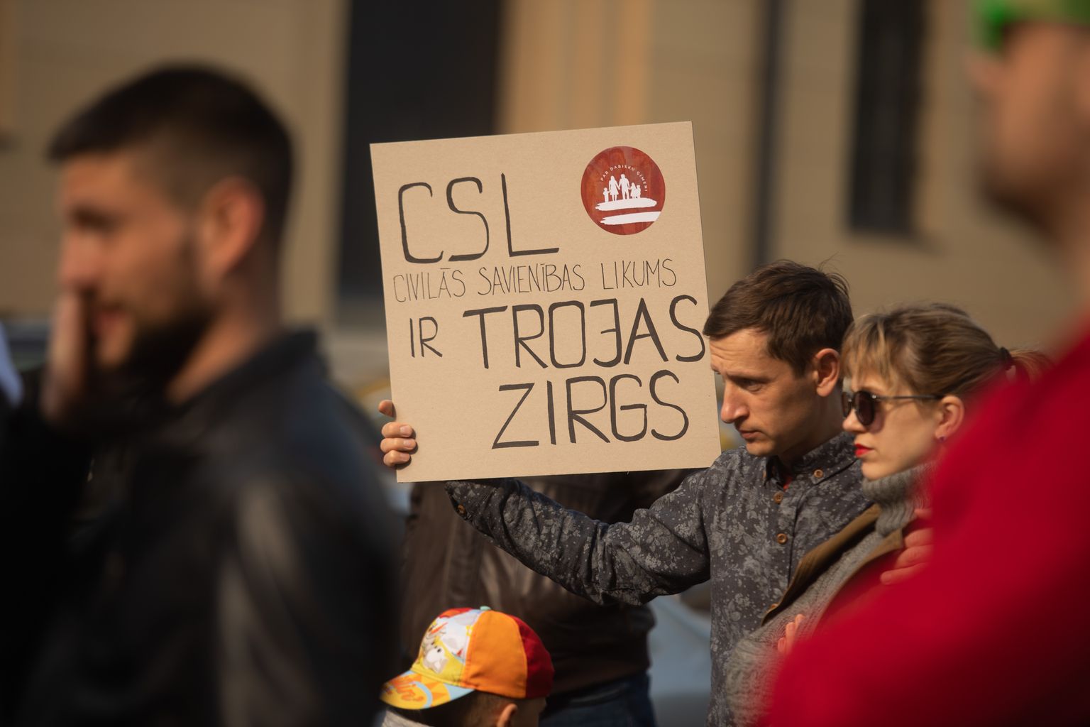 Saujiņa Šlesera atbalstītāju pie Saeimas piketē par "pareizu ģimeni"