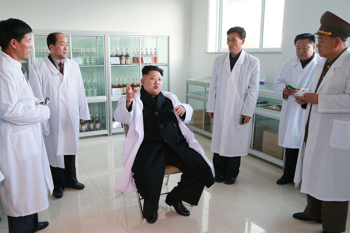 Põhja-Korea diktaator Kim Jong-Un (keskel).