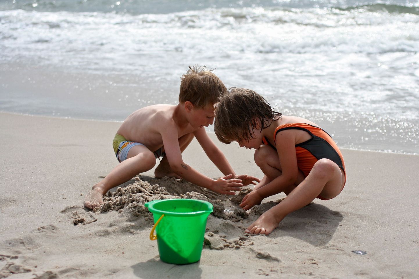 Lapsed rannas mänguhoos