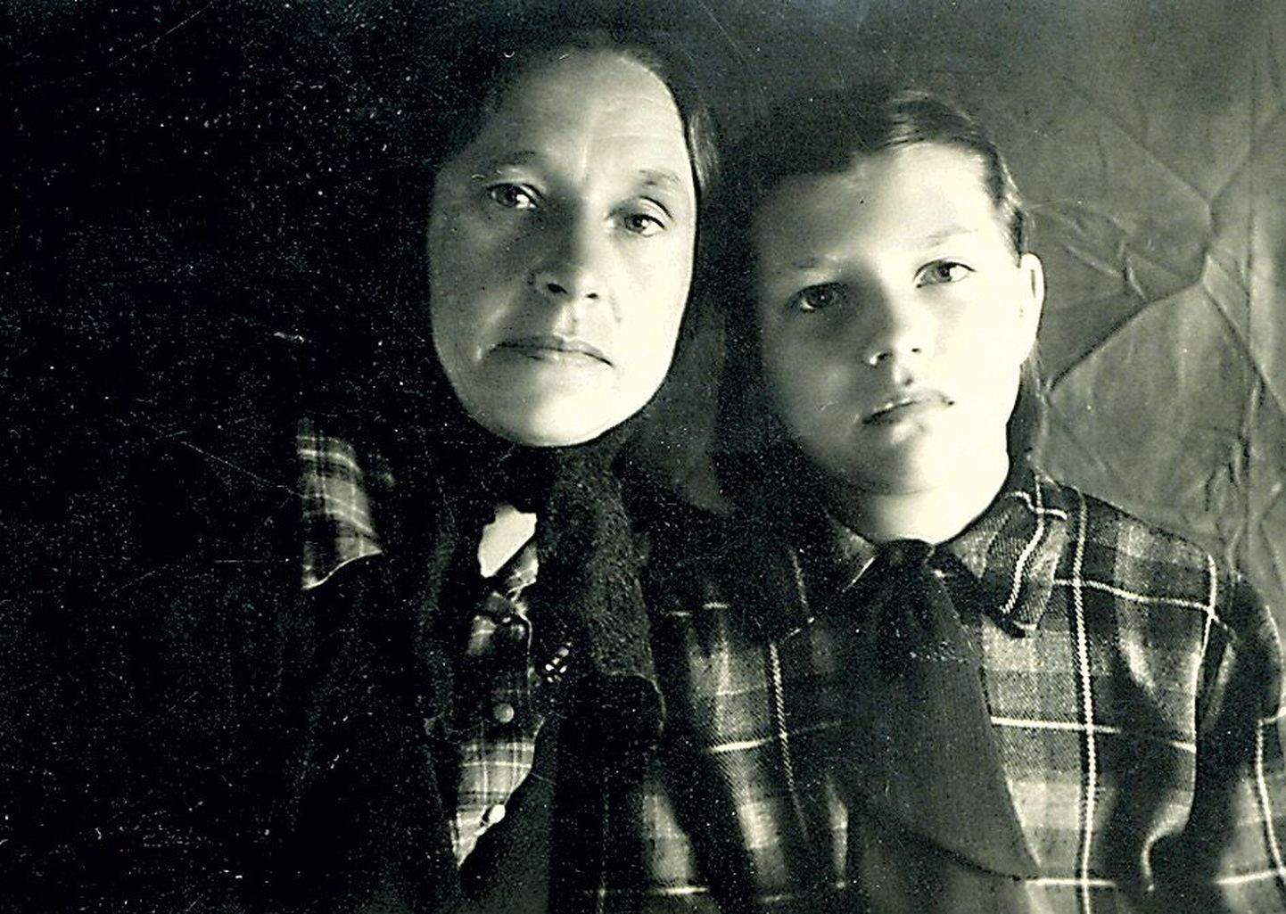 Siiri Raitar, toona veel perekonnanimega Karu, koos ema Amanda Kulkiniga Siberis Verh-Aleusis 1950. aastal.