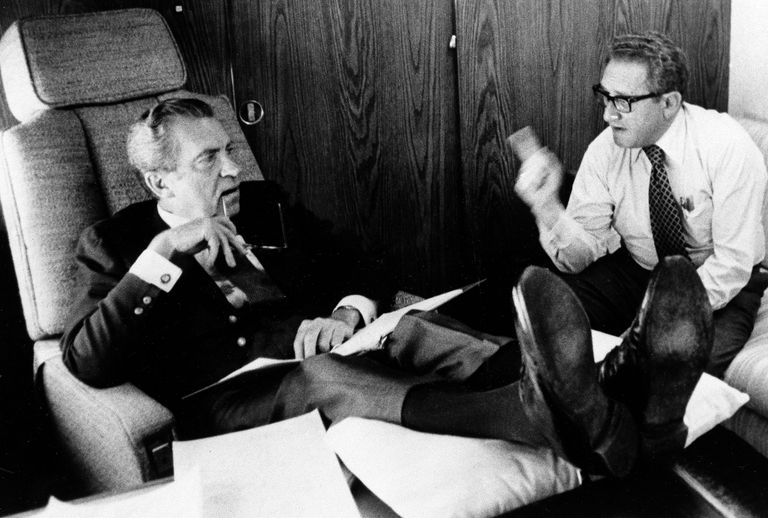 Richard Nixon 1974. aasta juunis koos oma välisministri Henry Kissingeriga teel Belgiasse. Kaks kuud hiljem oli Nixon presidendiametist tagasi astunud. Foto: AP Photo/White House Photo, Ollie Akins/Scanpix