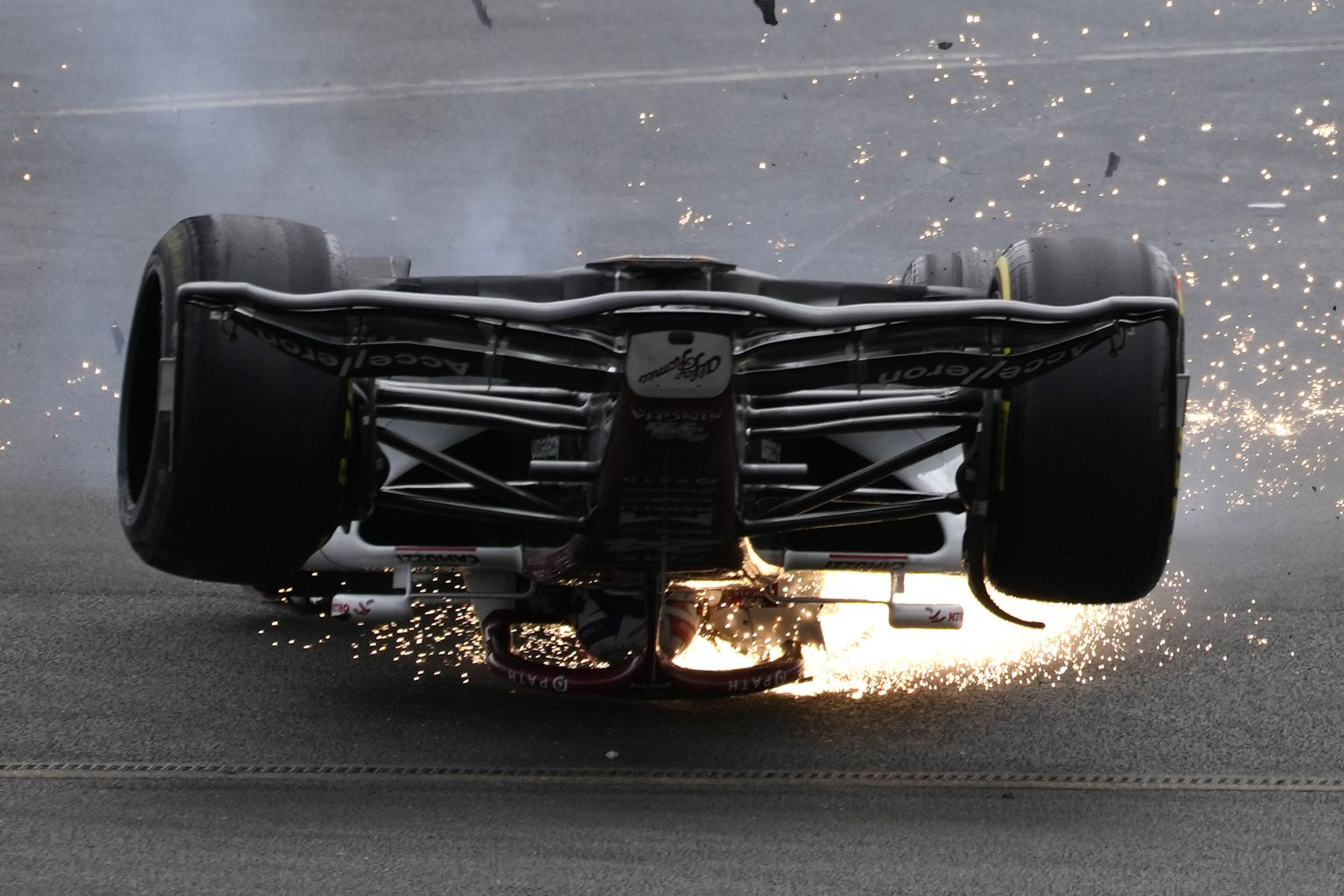 F1 komandas "Alfa Romeo" pilots piedzīvojis smagu avāriju
