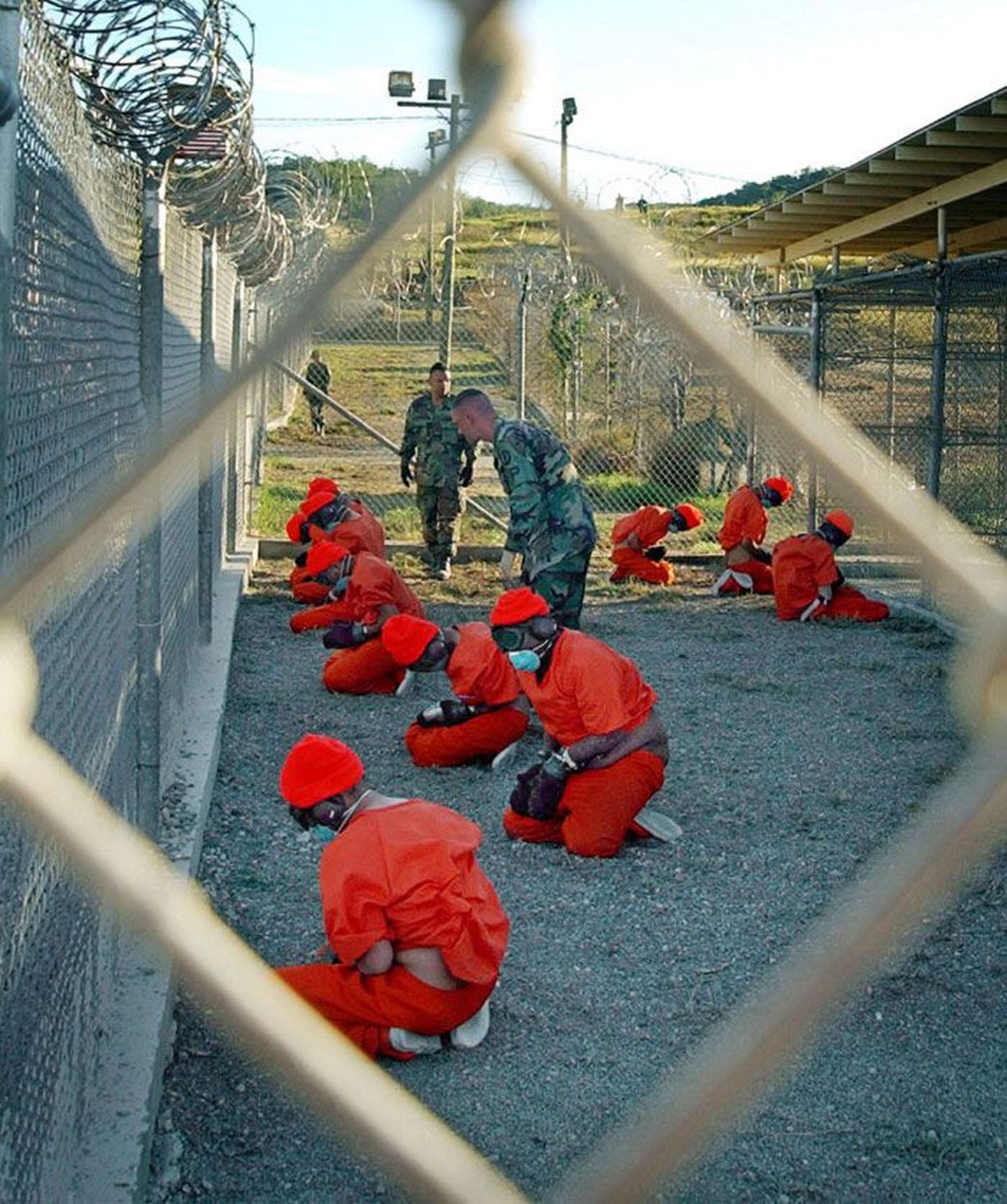 See 2002. aastal tehtud foto näitab, kui jõhkralt koheldi Guantánamo vange. USA president Barack Obama kavatseb nüüd vangla sulgeda ja need vangid, kes kohtu alla ei lähe, vabaks lasta.