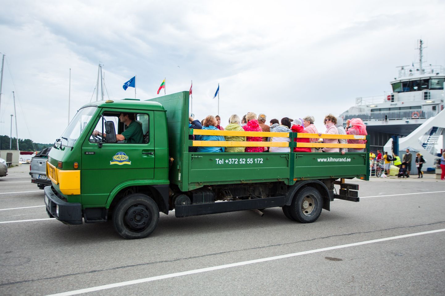 Kihnu Virve on sadamasse toonud turismigrupid, mis alustavad Liivi lahe suurima saarega tutvumist giidi saatel veoauto kastis.