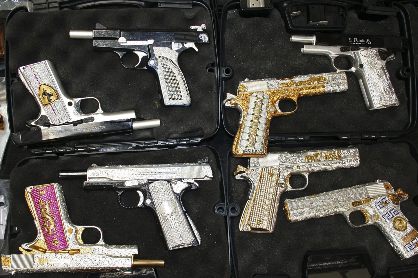 Mehhiko politsei konfiskeeris Zapopanist 31 hõbeda ja vääriskividega kaetud relva
