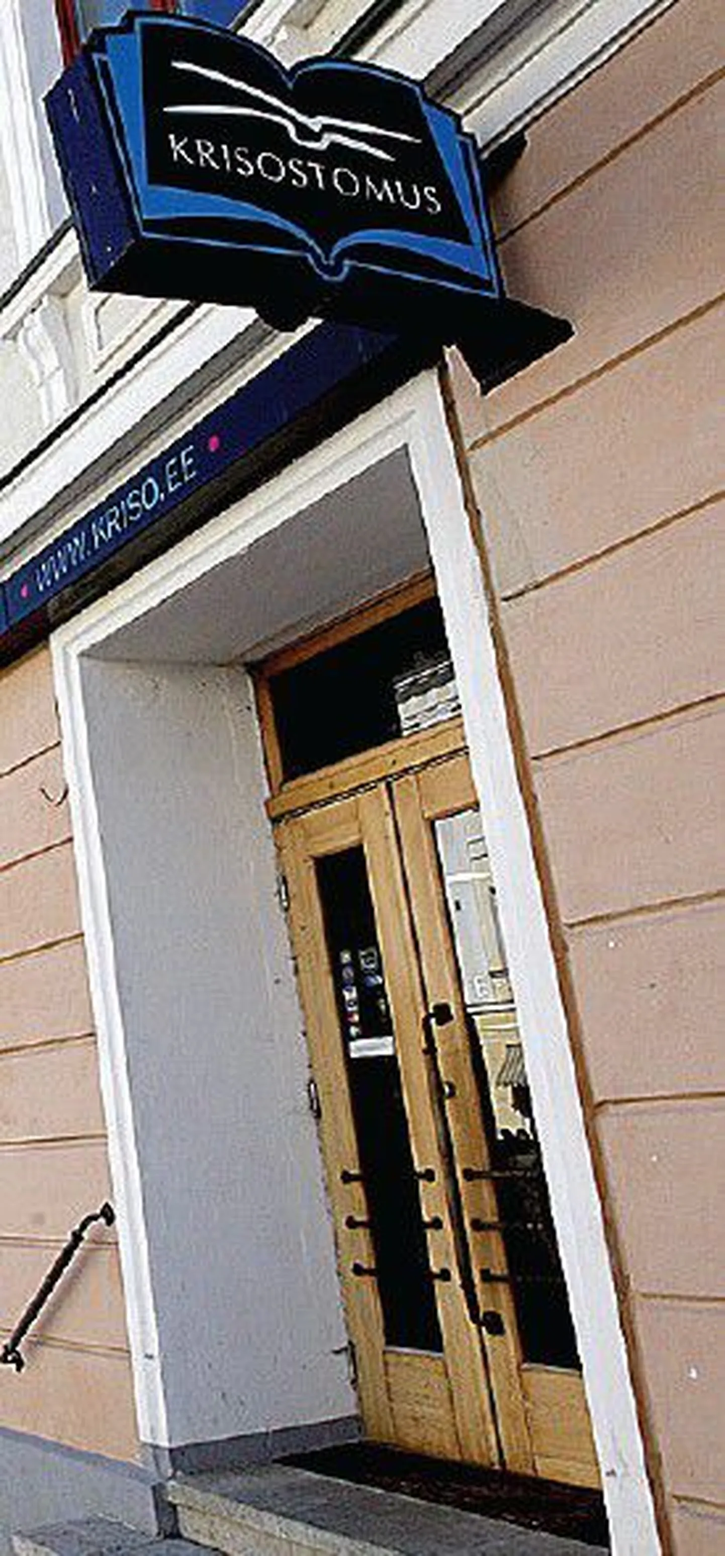 Tartu Ülikooli raamatupoe nüüdne omanik, raamatukauplus Krisostomus peab konkureerivat võõrkeelse teaduskirjanduse müügiga tegelevat kauplust ka Raekoja platsil.