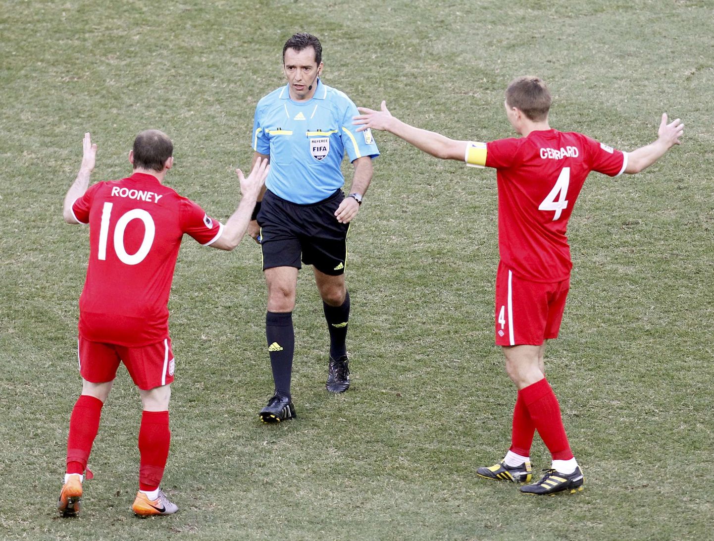 Wayne Rooney (vasakul) ja Steven Gerrard (paremal) kohtuniku Jorge Larrionda käest õigust nõudmas.