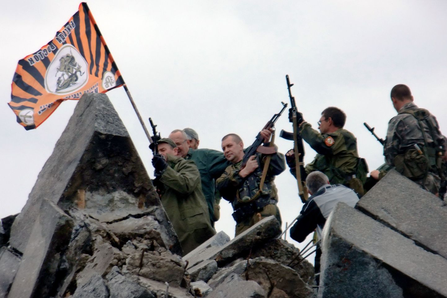 Donbassi separatistid mälestavad langenud võitluskaaslasi.