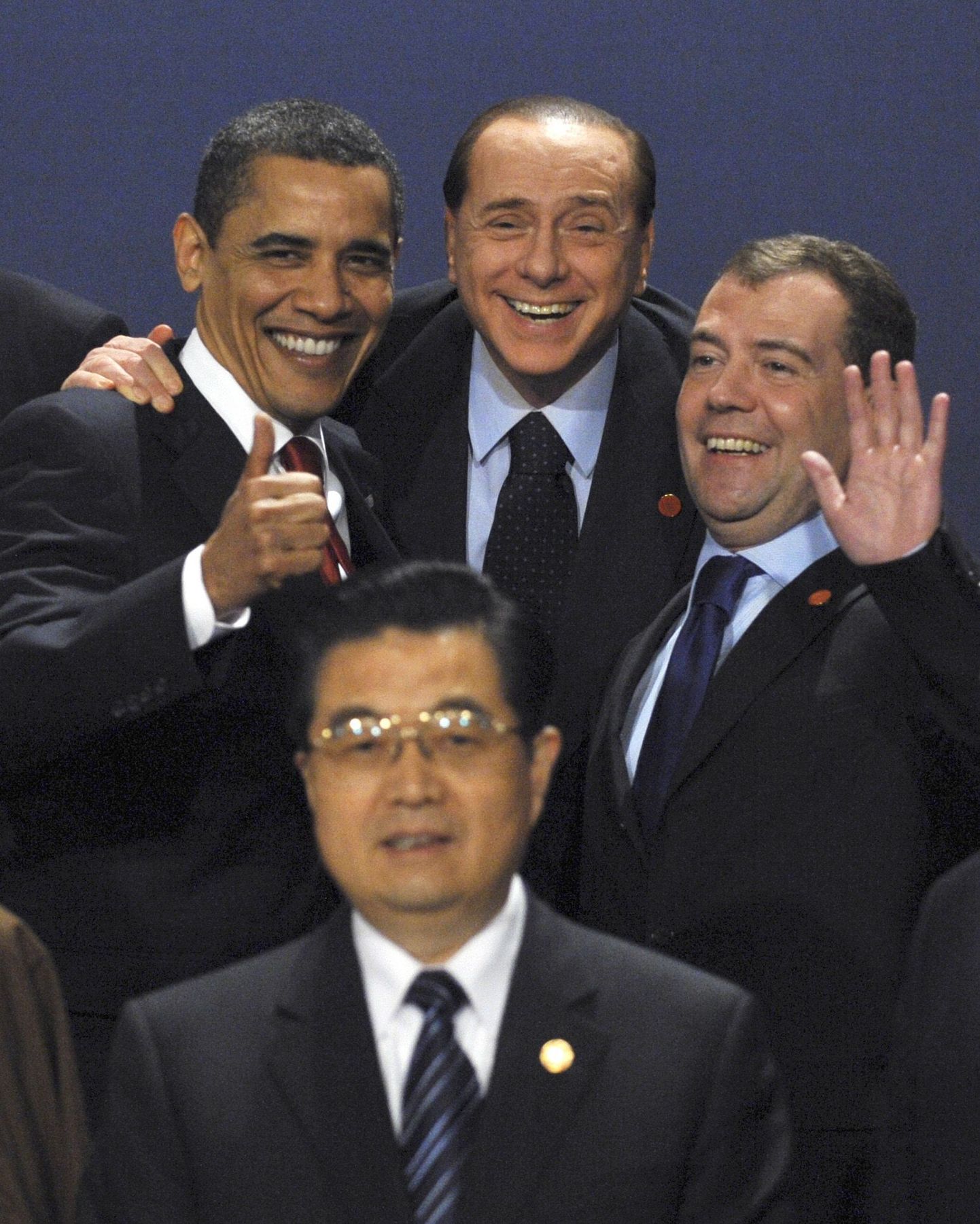 Hiina presidendi Hu Jintao selja taga seisvad Barack Obama (vasakult), Silvio Berlusconi ja Dmitri Medvedev täna G20 riigijuhtide ühisfotol.