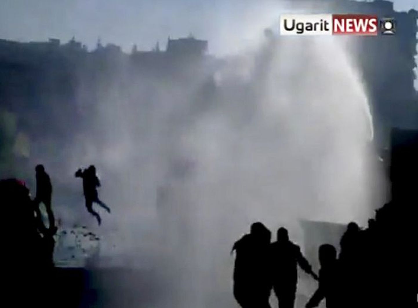 Eilne Ugarit Newsi amatöörvideo kaader näitab veekahuri tule alla jäänud protestijaid.