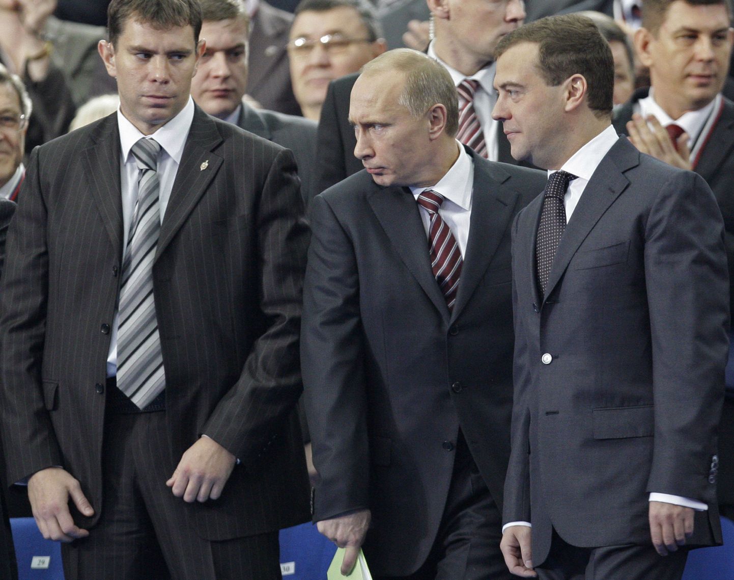 Ühtse Venemaa esimees ja peaminister Vladimir Putin koos president Dmitri Medvedeviga võimuerakonna kongressil.