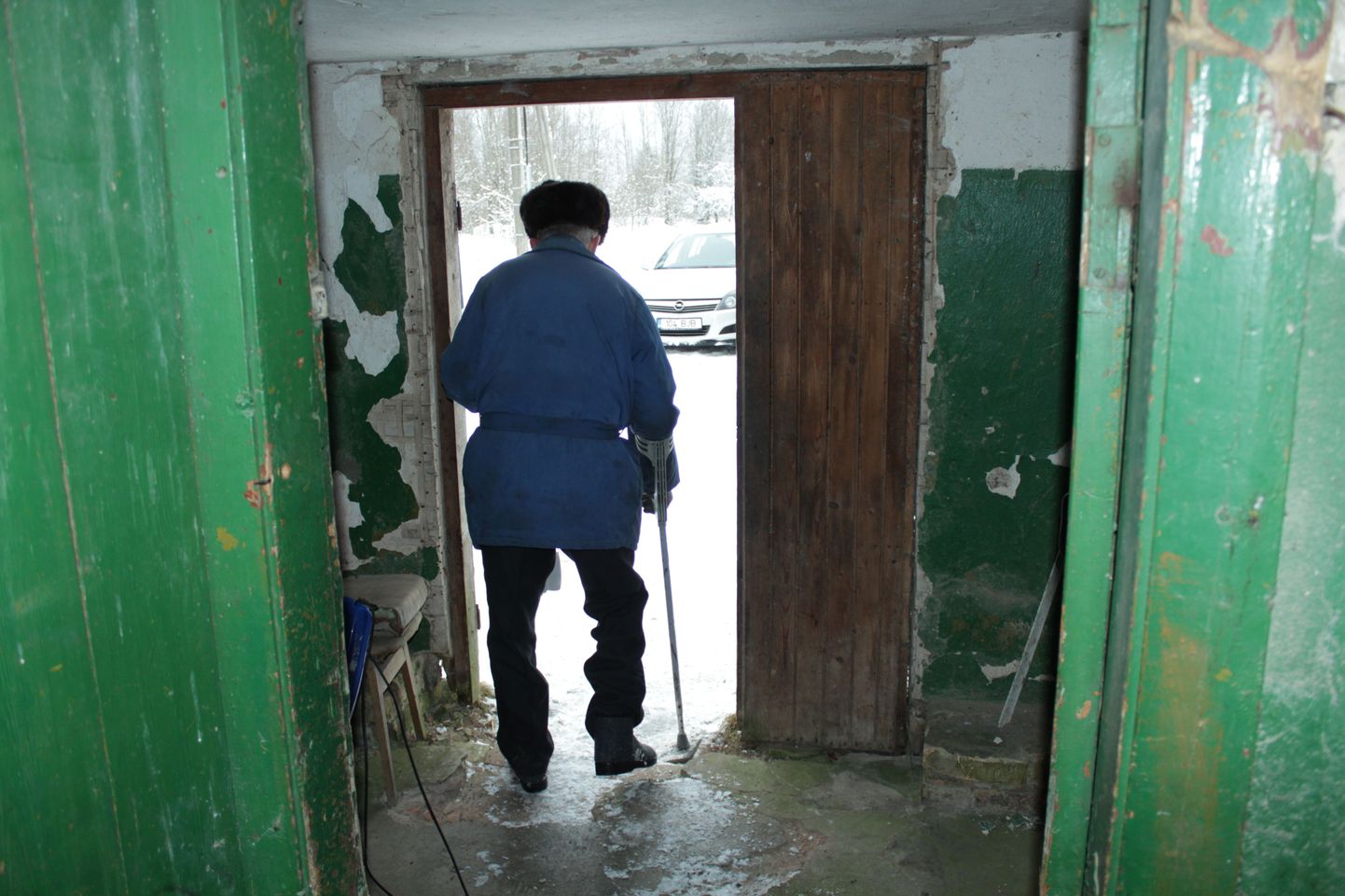 Üks maja kahest järelejäänud elanikust Kalev Romani lahkumas oma alumise korruse korterist. Teadaolevalt elas majas veel üks mees, kuid tema kannab praegu vanglakaristust.