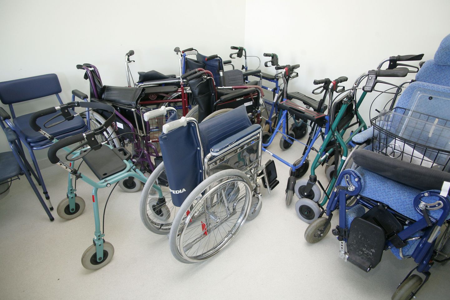 Käimisraamid ja ratastoolid.