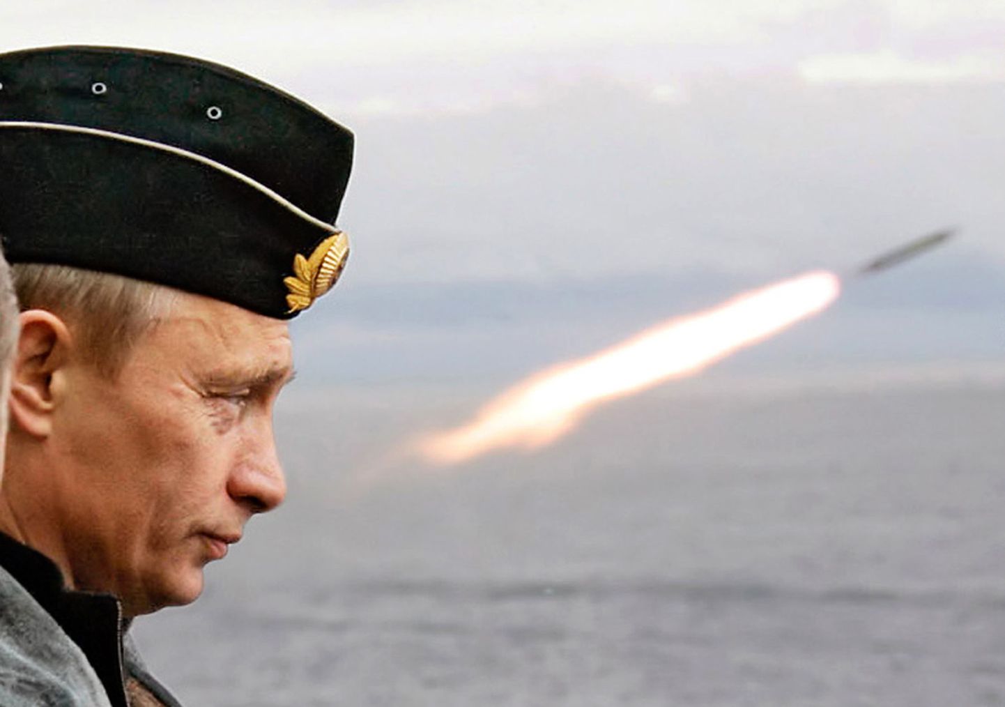 Vladimir Putin 2005. aasta mereväeõppustel jälgimas lahingristlejalt Pjotr Veliki välja tulistatud raketti. Sama laeva varustusse kuuluvad ka tuumalõhkepead kanda suutvad raketid.