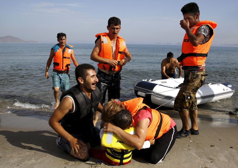 Iraani migrandid pärast Kreeka saarele jõudmist kergendusest nutmas.