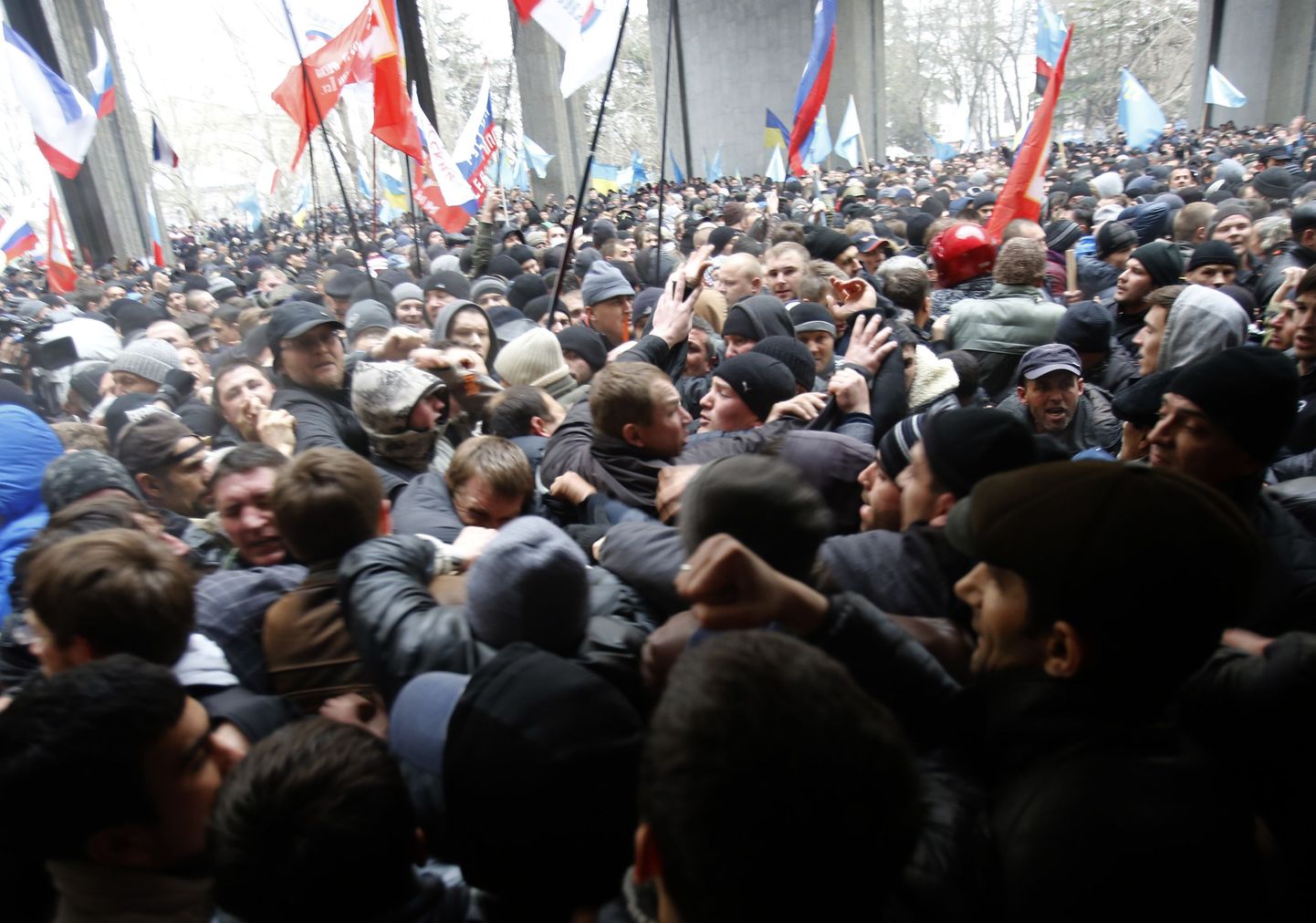 Simferopolis valitsushoone ees toimusid ka täna kokkupõrked venemeelsete ja Krimmi tatarlaste vahel.