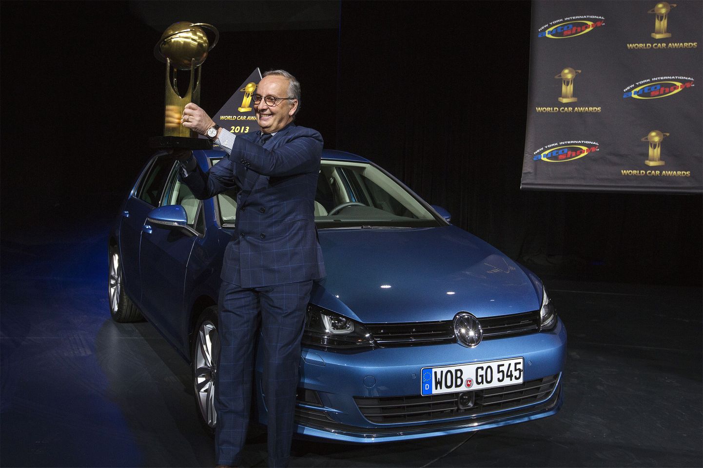 Volkswageni disainijuht  Walter de Silva hoiab võidukarikat