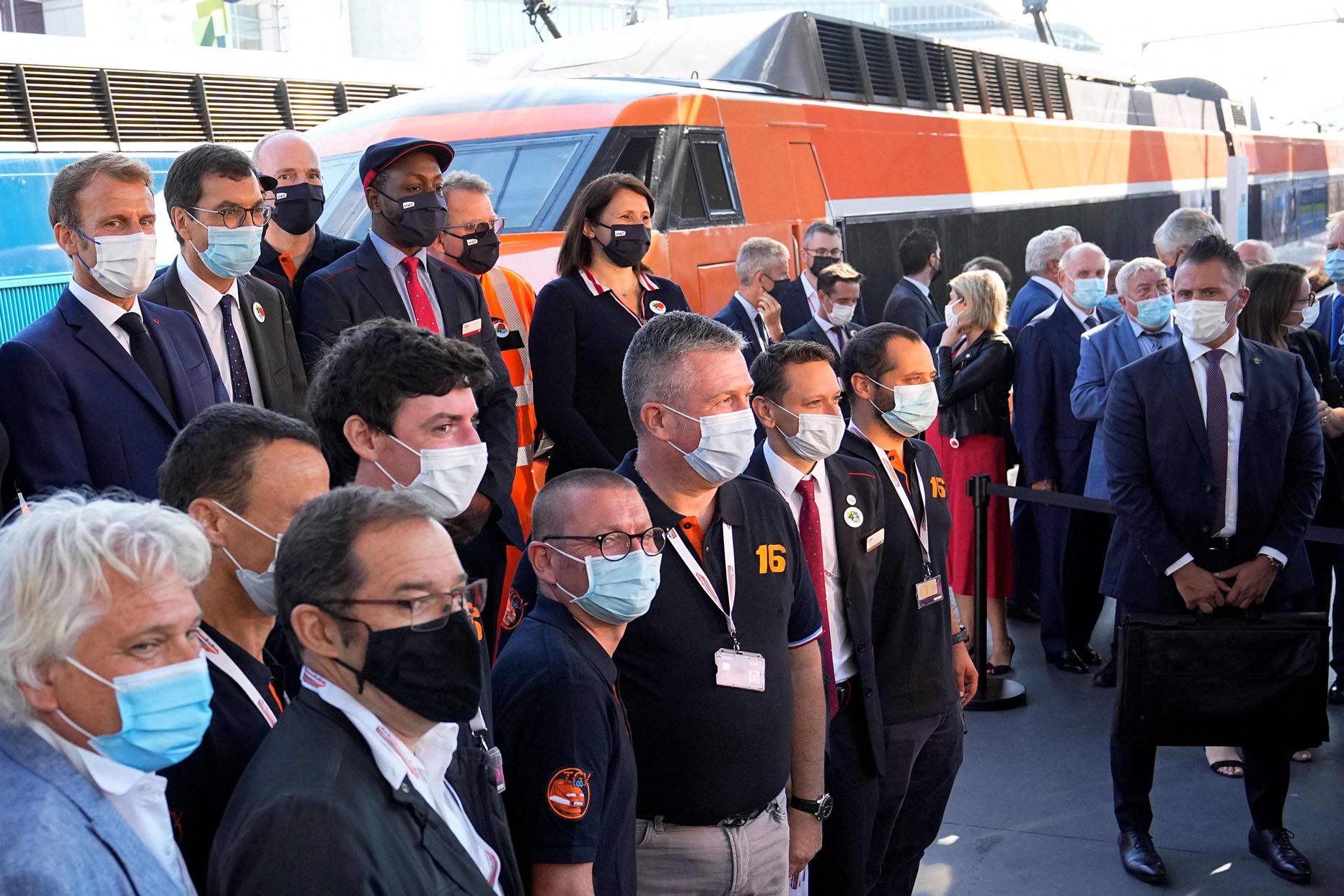 Vasakult tagareas Prantsuse president Emmanuel Macron ja Prantsuse raudteefirma SNCF tegevjuht Jean-Pierre Farandou mullu septembris TGV rongide 40. aastapäeva tähistamisel tuliuue kiirrongi taustal Pariisis Gare de Lyoni raudteejaamas.
