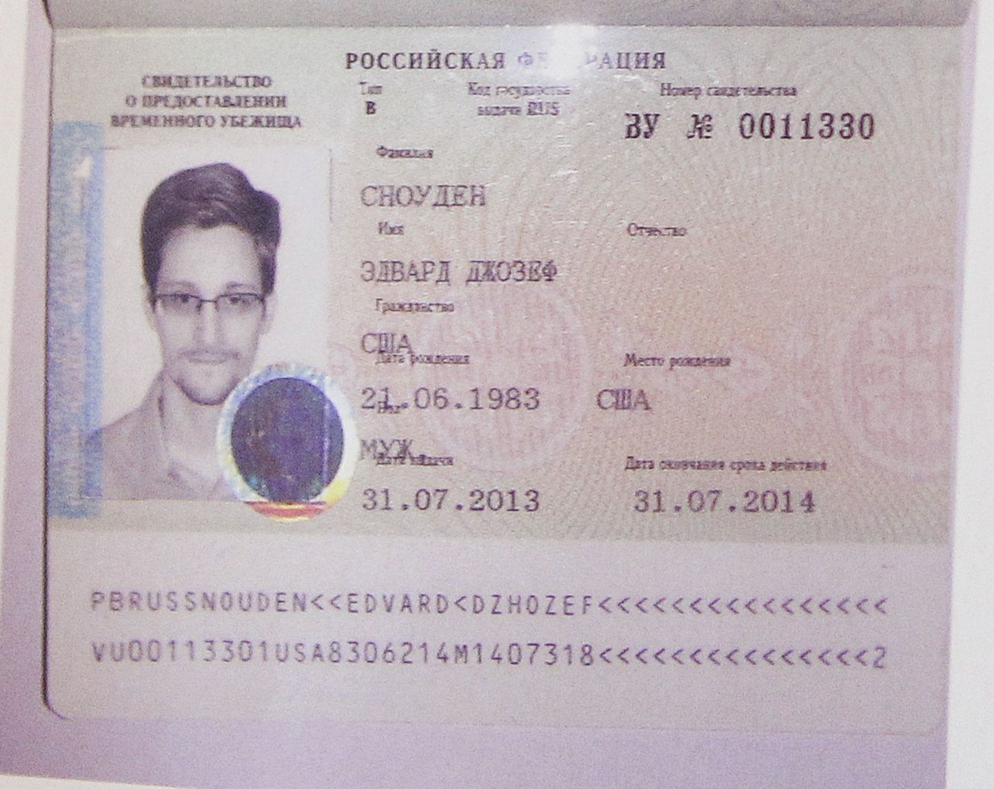 Власти США обвиняют Сноудена в разглашении секретной информации о программах электронной слежки АНБ.